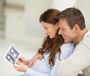 Couple-Looking-at-ultrasound