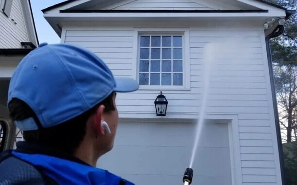 How much does it cost to power wash a house